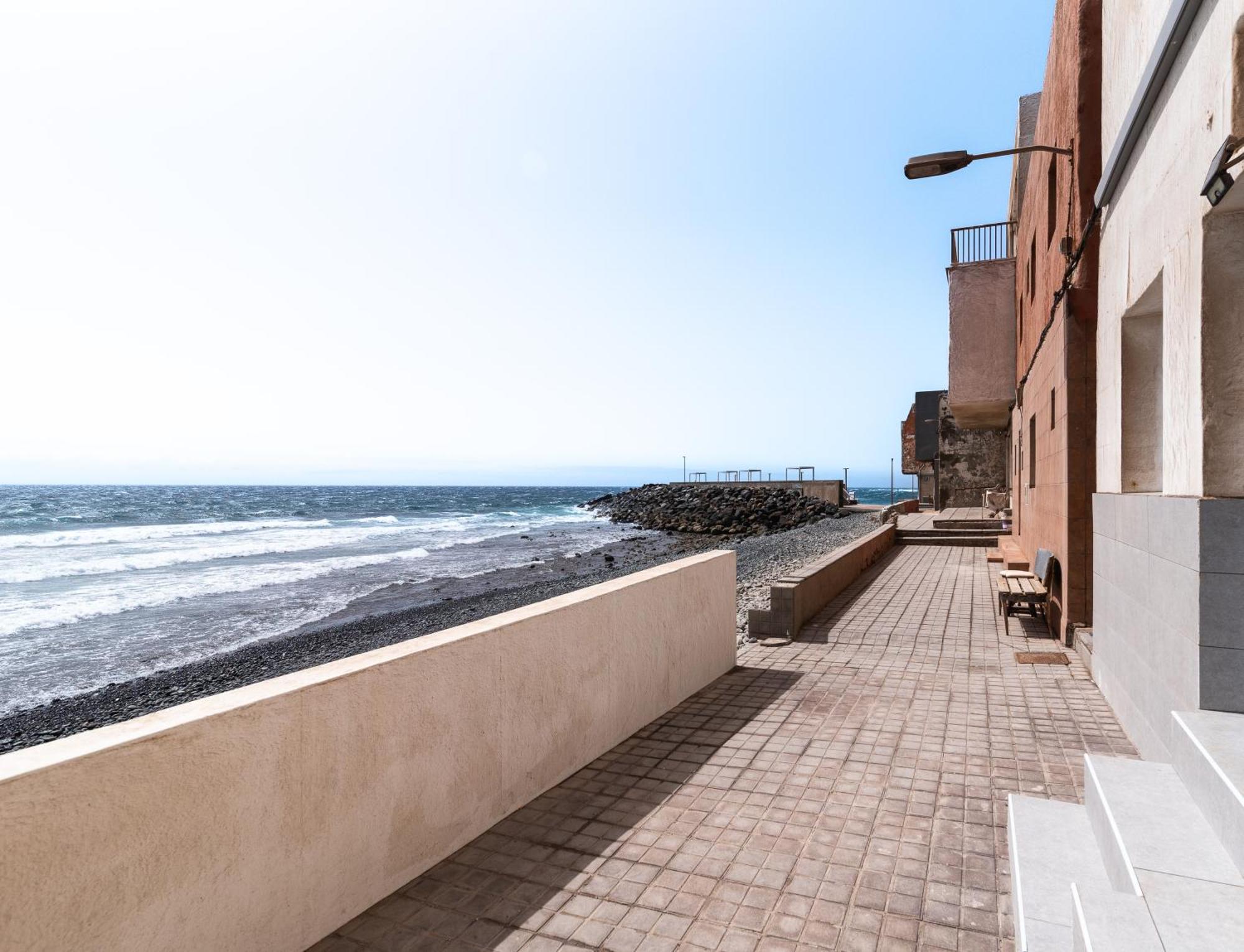 Home2book Stunning Beachfront Apt, Apartamento