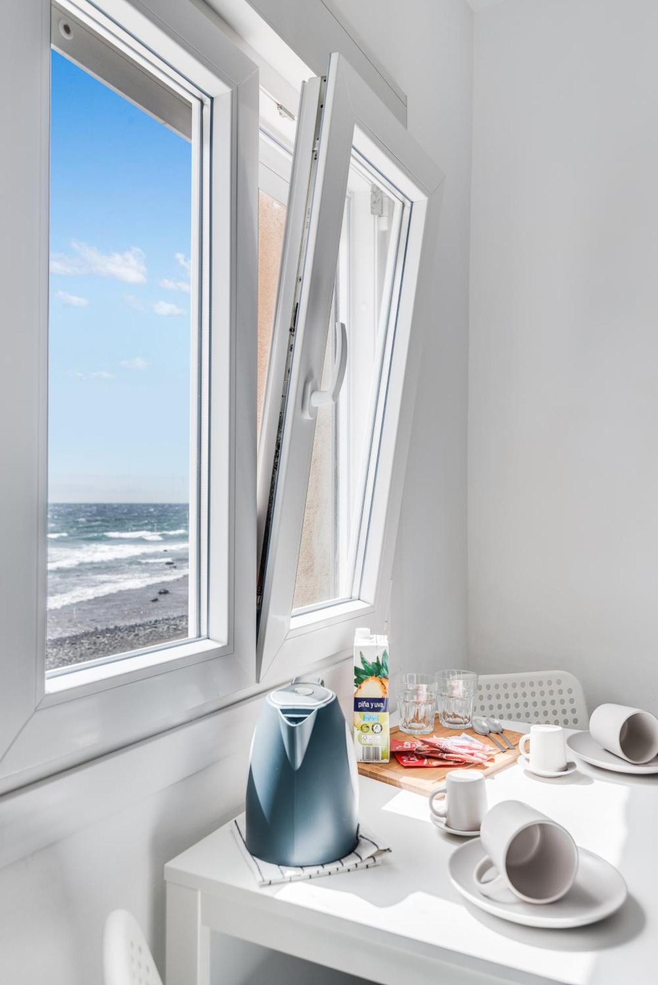 Home2book Stunning Beachfront Apt, Apartamento