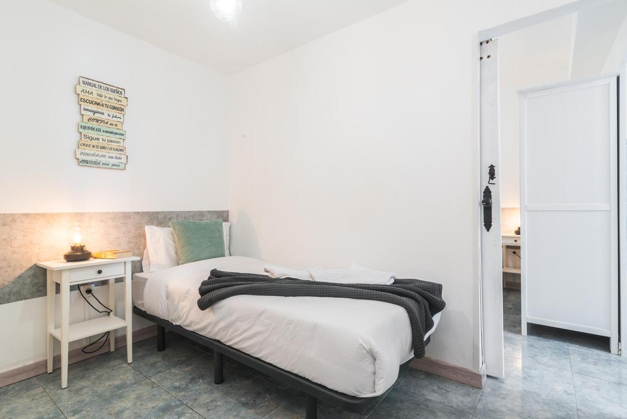 Home2book Stunning Beachfront Apt, Apartamento *