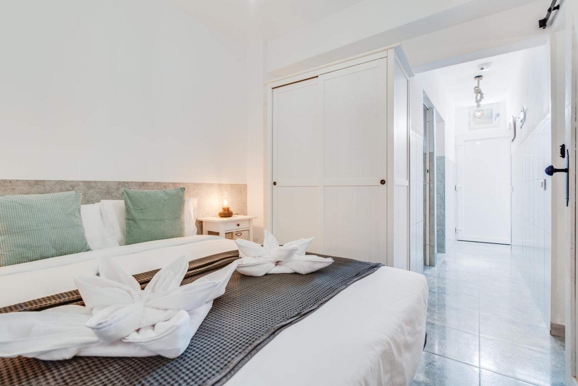Home2book Stunning Beachfront Apt, Apartamento *